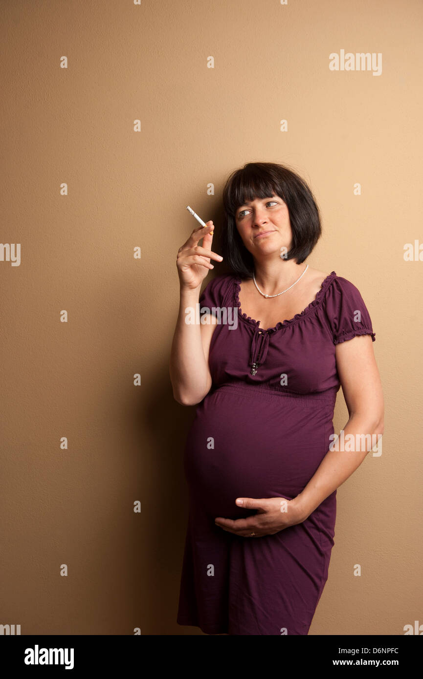 Freiburg, Deutschland, eine schwangere Frau mit einer Zigarette Stockfoto