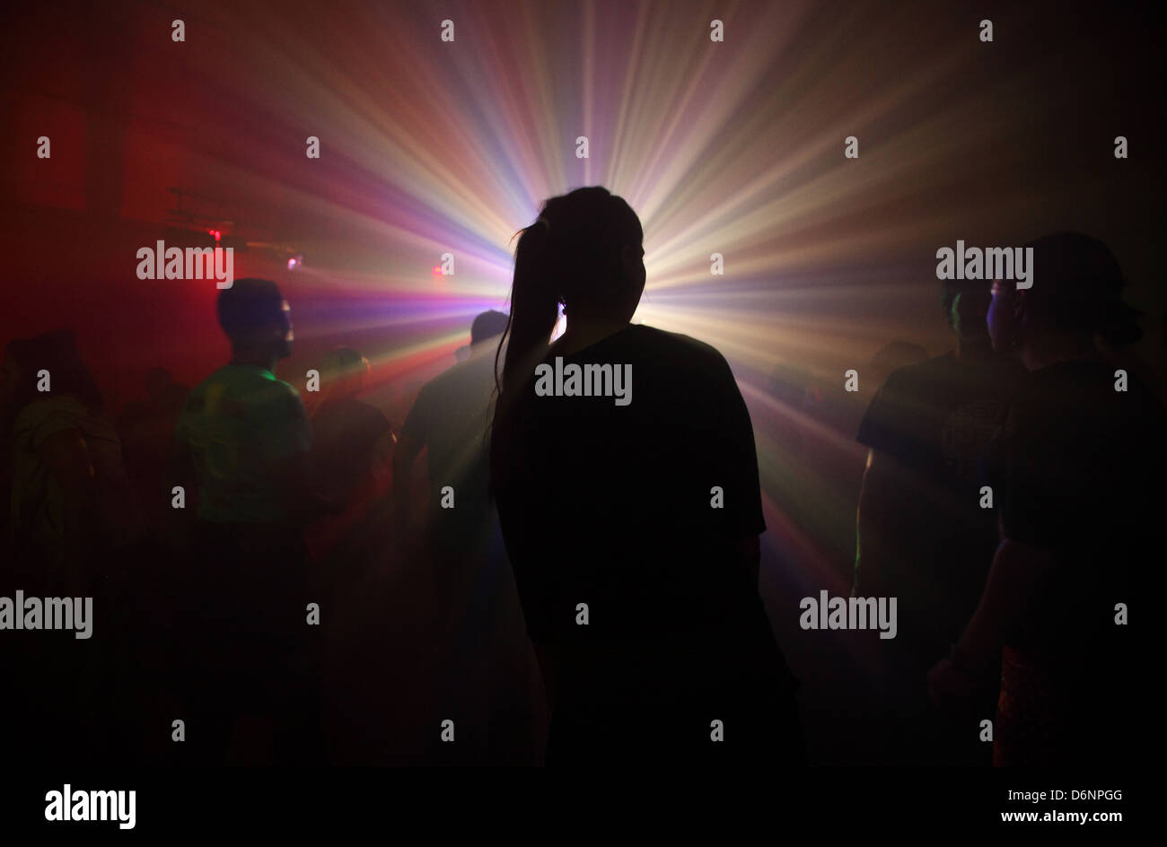 Berlin, Deutschland, Silhouette des Menschen tanzen auf der A & P Berlin Summer Rave 2012 Stockfoto