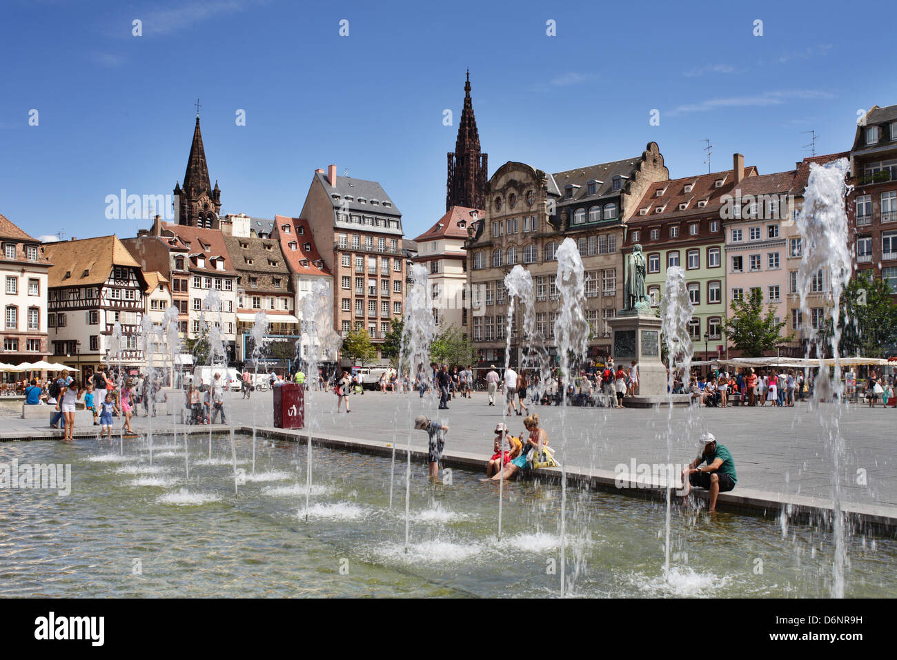 Straßburg, Frankreich, Brunnen und Menschen rund um den Place Kléber Stockfoto