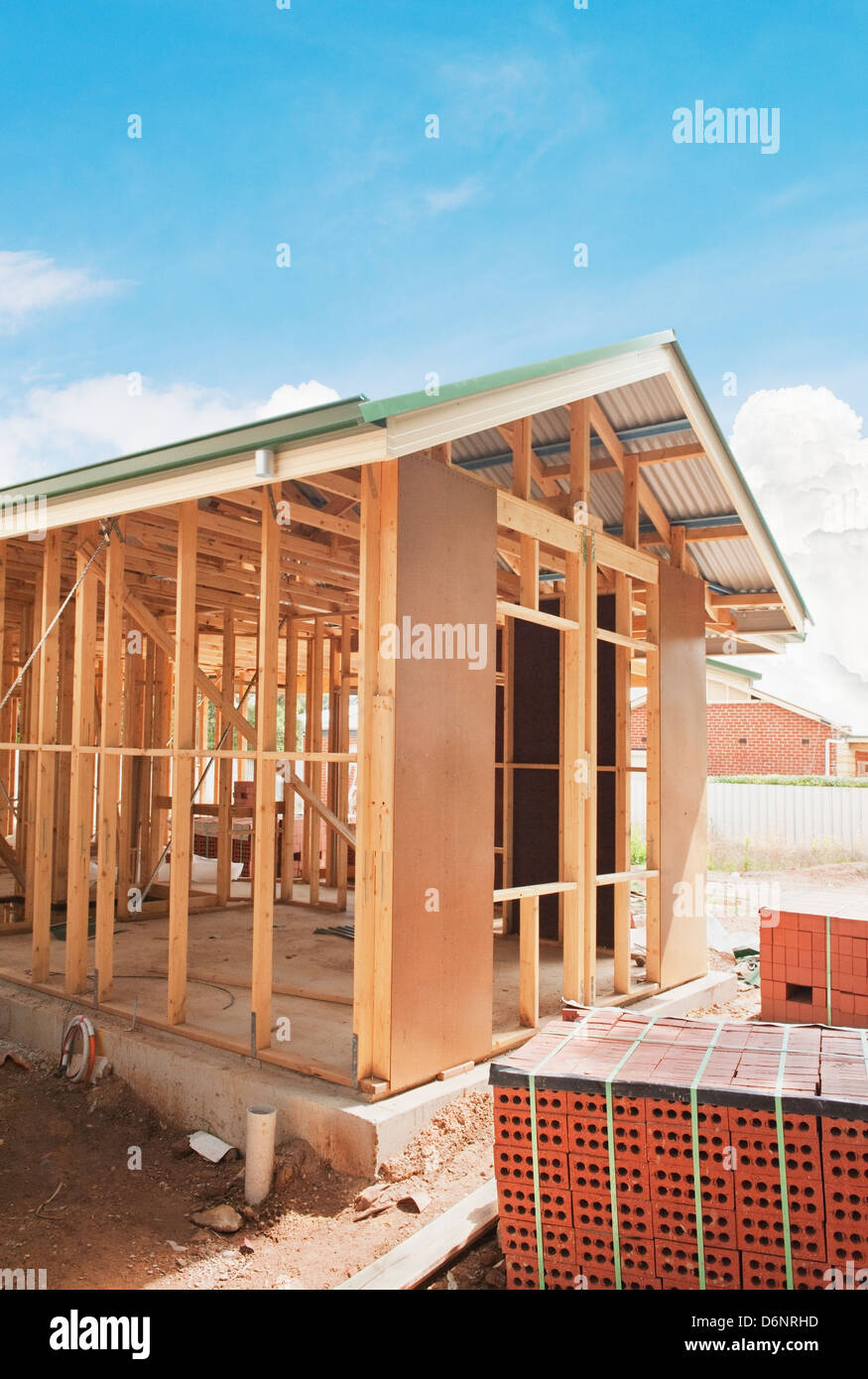 Neuen Wohnungsbau nach Hause Rahmung vor blauem Himmel Stockfoto