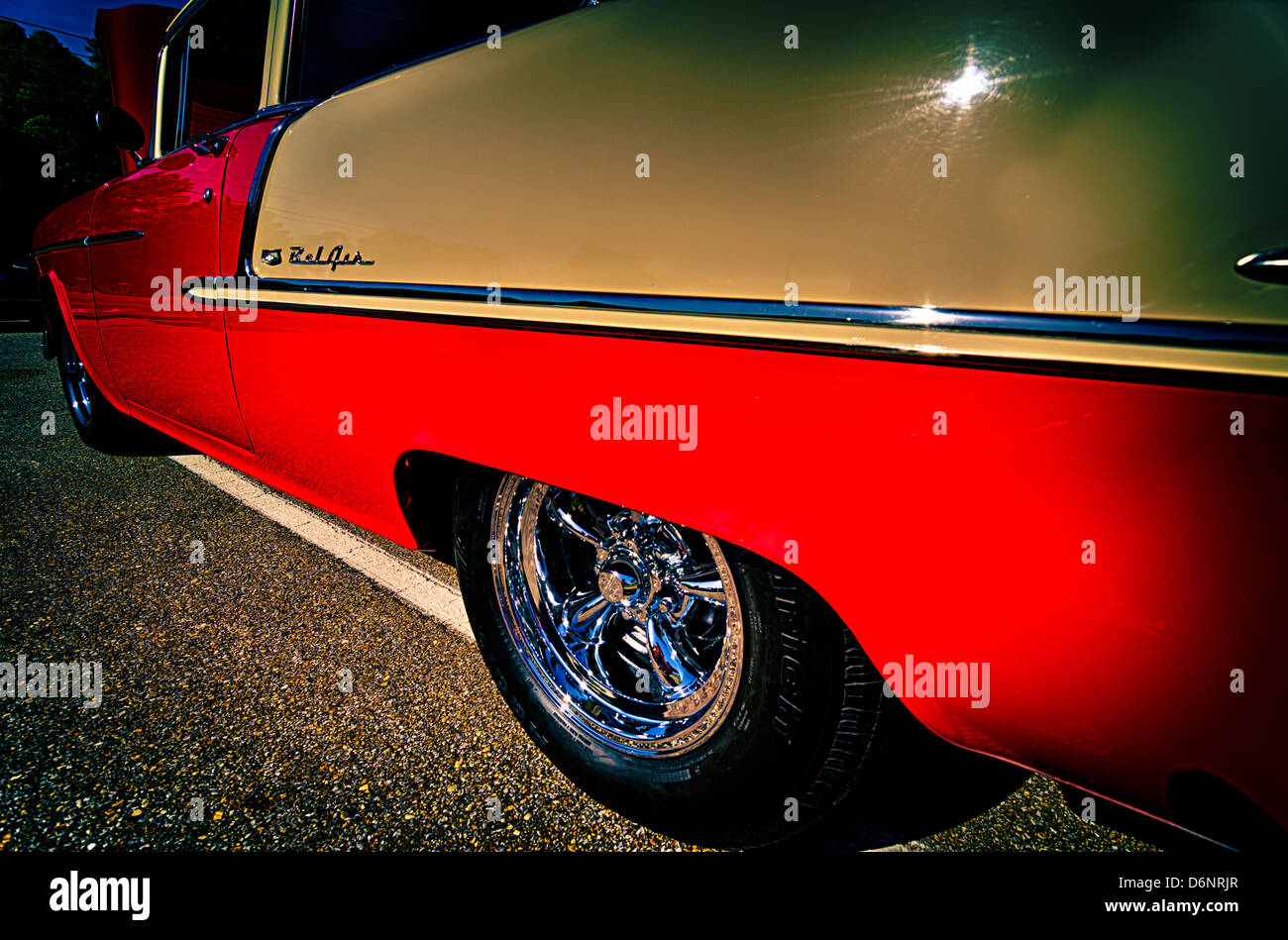 Nahaufnahme der Seite des roten Oldtimer Chevy Bel Air. Stockfoto