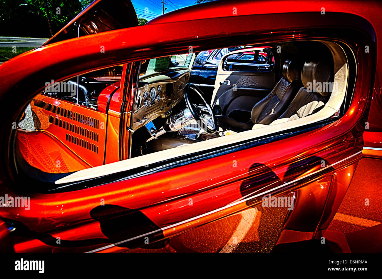 Blick durch das Fenster in das Innere des roten Oldtimer bei einer Autoshow. Stockfoto