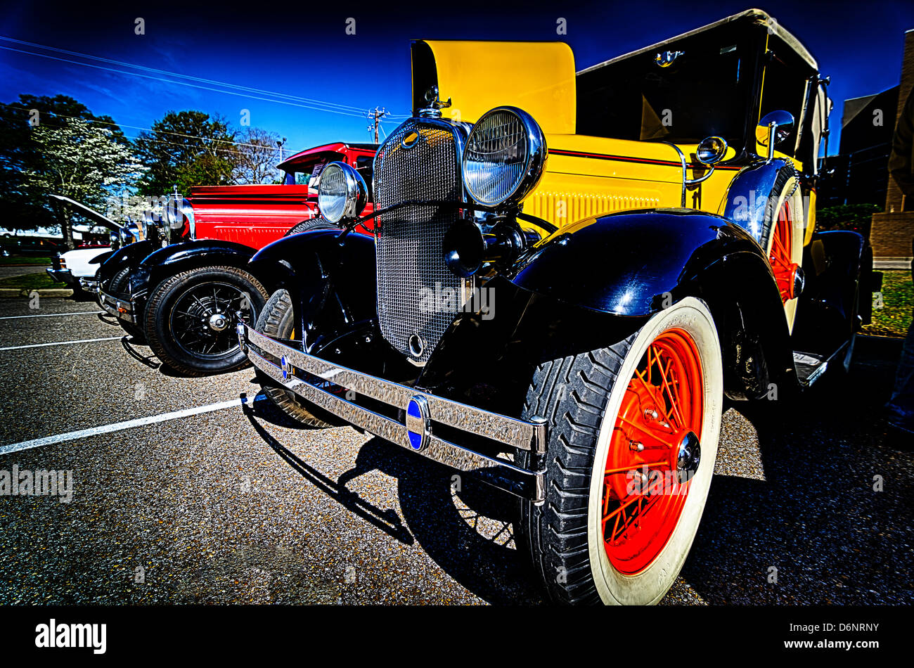 Nahaufnahme von gelben und roten Oldtimer bei Auto-Show. Stockfoto