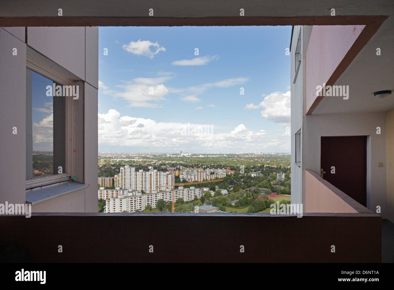 Berlin, Deutschland, Blick von der Veranda in Wohn-Hochhaus IDEAL in die Fritz-Erler-Allee Stockfoto