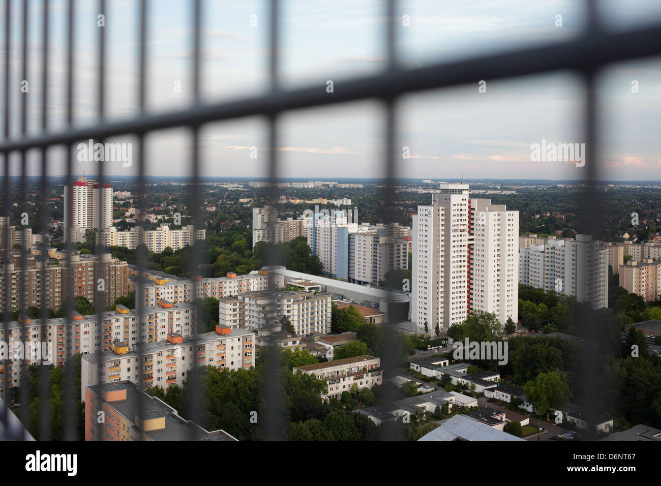 Berlin, Deutschland, Blick auf einen vergitterten Aussichtsplattform Gropius-Stadt in Neukölln Stockfoto