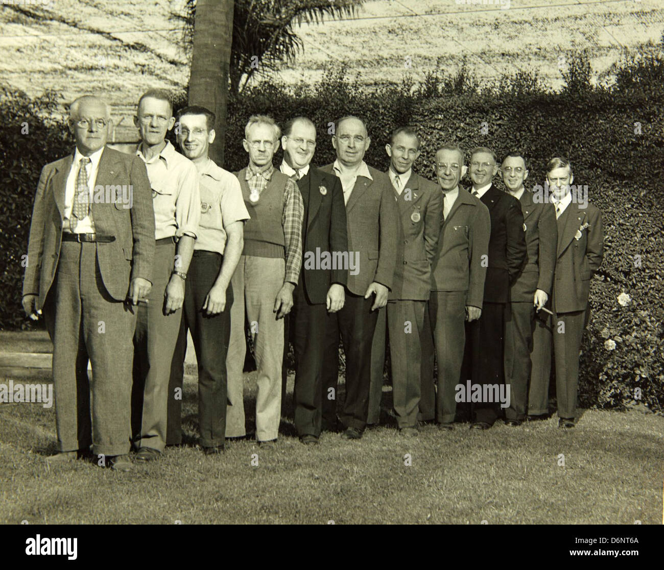 Dieses Bild zeigt, wie die Mitarbeiter von Convair/General Dynamics im Zeitraum 1940-1949 ihre 15-jährigen Service-PINs erhalten, um ihr Engagement für die Luft- und Raumfahrt- und Verteidigungsprojekte des Unternehmens zu würdigen. Stockfoto