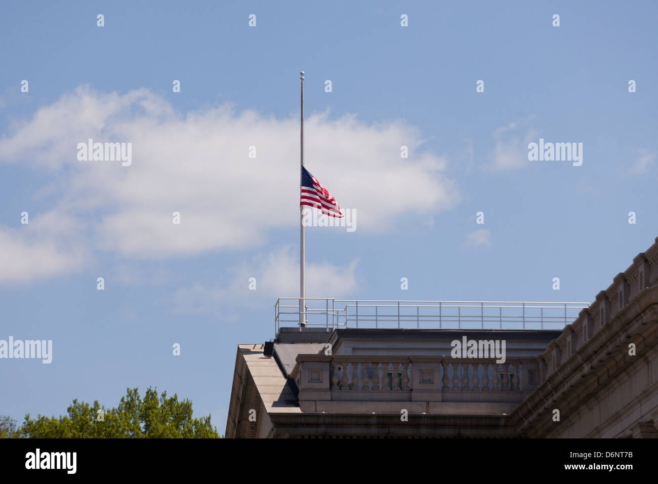 Amerikanische Flagge auf die Hälfte Mitarbeiter Stockfoto