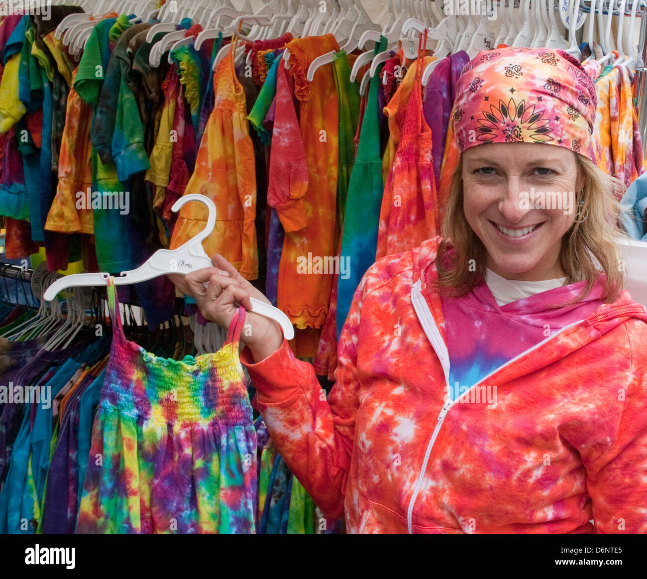 Frau handgefertigt Batik Kleidung an ihrem Uneek Bürgersteig Stand hält. Große alte Tage-Festival. St Paul Minnesota MN USA Stockfoto