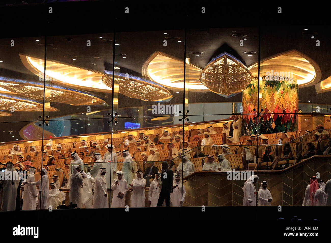 Dubai, Vereinigte Arabische Emirate, Männer in Kanduras auf der Tribüne der Rennbahn Meydan Stockfoto