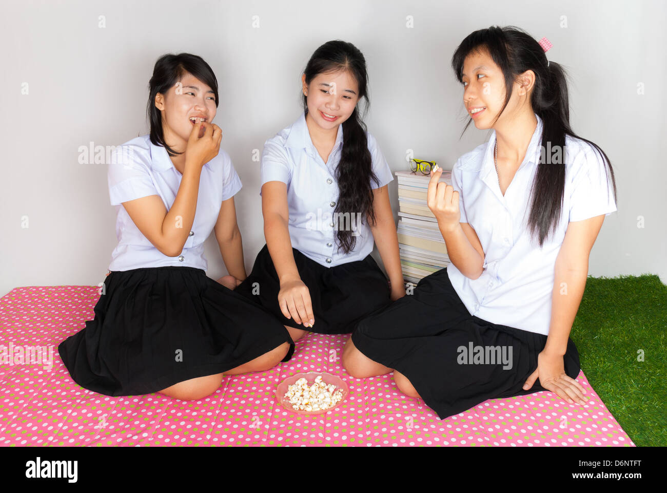 Asian Thai Studenten Essen Popcorn in Gruppe Stockfoto