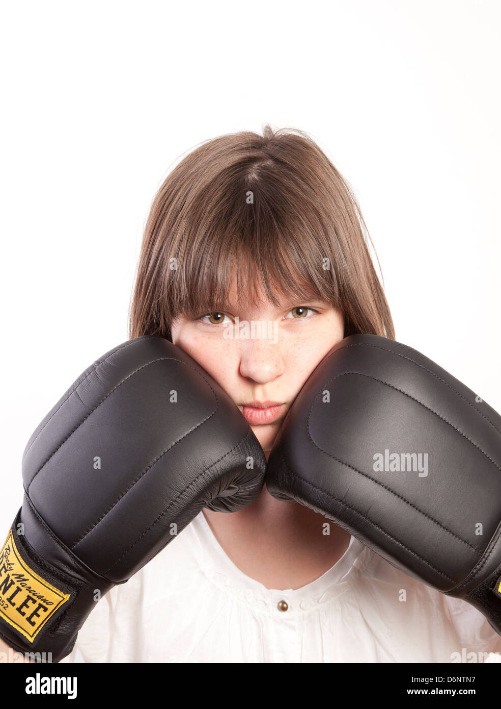 Deutschland, ein Mädchen mit Boxhandschuhen Stockfoto