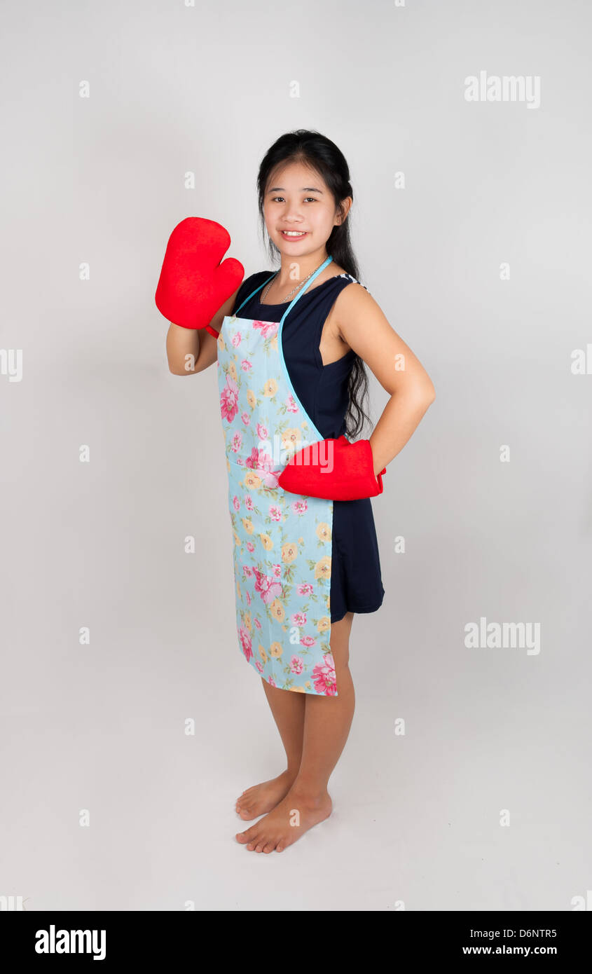 Asiatische Thai Hausfrau mit roten Handschuh Stockfoto