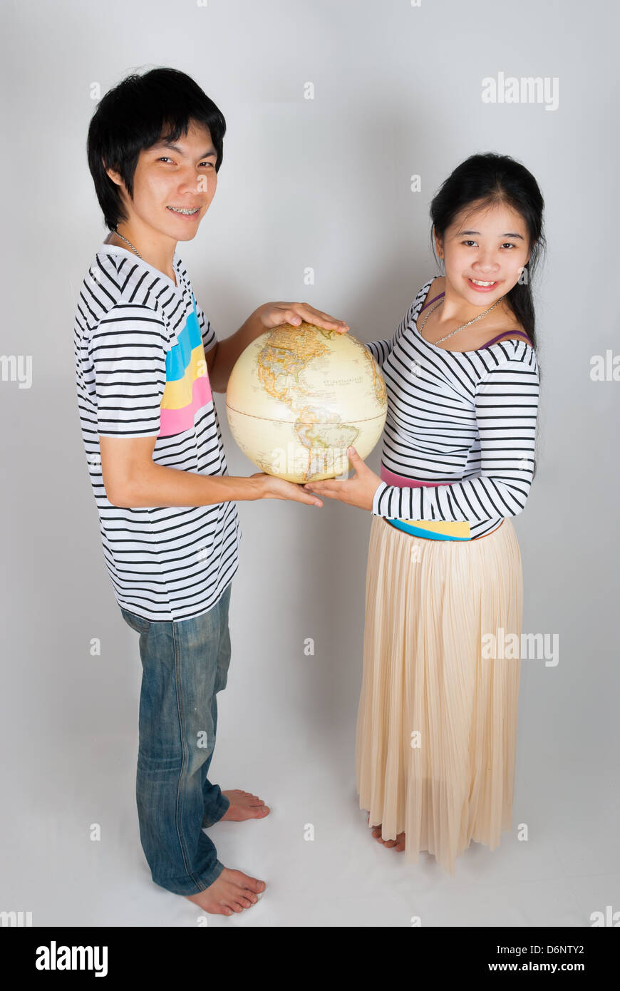 Asiatische Thai Ehepartner halten Globus durch ihre Hände Stockfoto