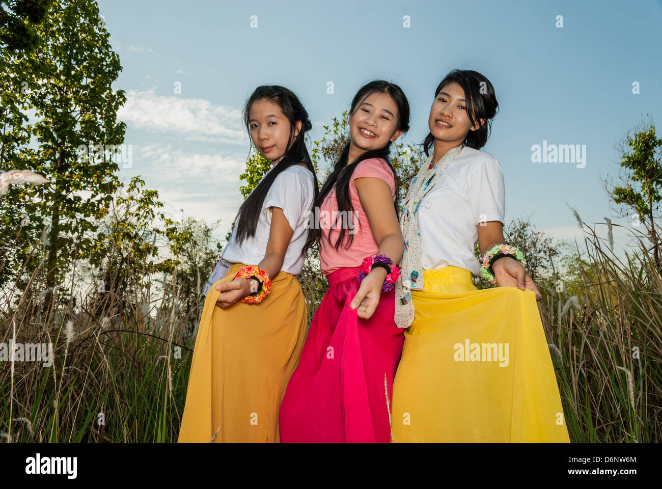 Asiatische Thaigirls sind ihre Röcke Kommissionierung. Stockfoto
