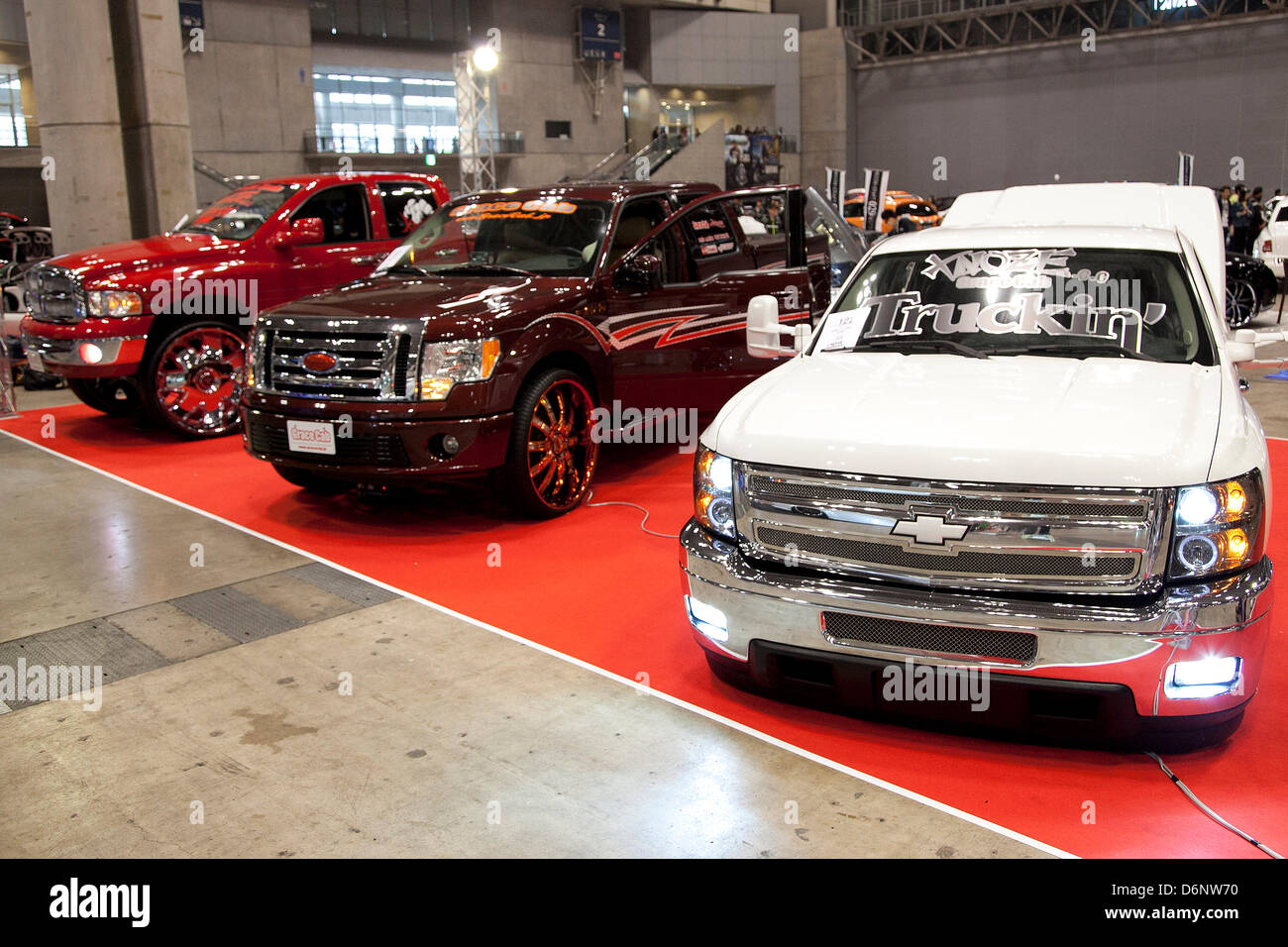 Chiba, Japan. 21. April 2013. Die "New Style Custom Autoshow nächstes 2013" zum 5. Mal kommt, Makuhari Messe, Luxus benutzerdefinierte Showcars (Lamborghini, Maserati, Cadillac, Honda, Chevrolet, usw.) die in 16 Kategorien "New Style" konkurrieren. Die Ausstellung bringt Go-Go-Tänzerinnen, die auf der Bühne und posieren für die Kameras der Besucher. Die Auto-Show bringt die ultimative Technologie in Beleuchtung, Audio- und Video-System; Autozubehör, Felgen und neue Designs auf Chassis, alles, um benutzerdefinierte Luxus cars.o Reyes Marin/AFLO) Stockfoto