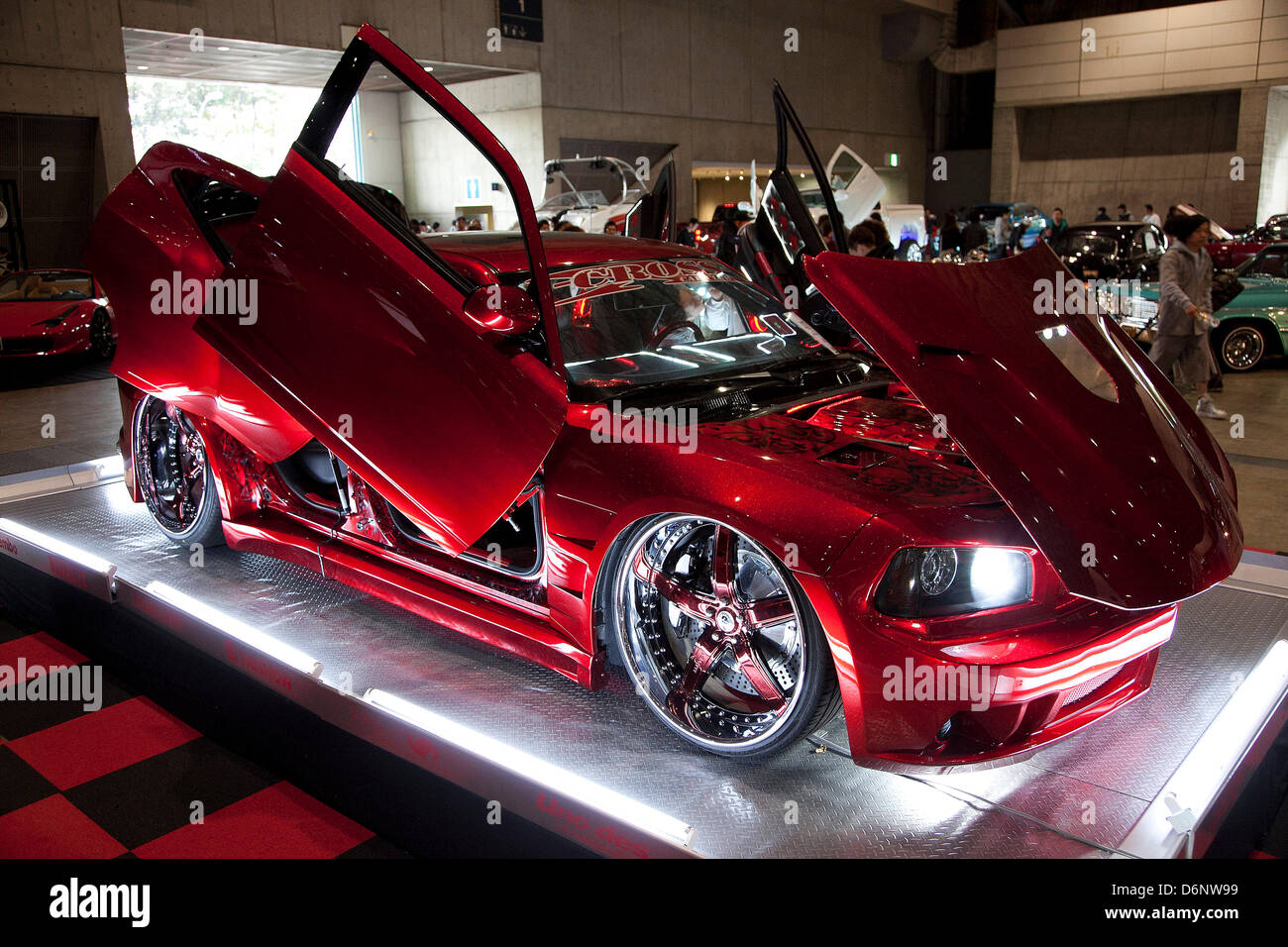 Chiba, Japan. 21. April 2013. Die "New Style Custom Autoshow nächstes 2013" zum 5. Mal kommt, Makuhari Messe, Luxus benutzerdefinierte Showcars (Lamborghini, Maserati, Cadillac, Honda, Chevrolet, usw.) die in 16 Kategorien "New Style" konkurrieren. Die Ausstellung bringt Go-Go-Tänzerinnen, die auf der Bühne und posieren für die Kameras der Besucher. Die Auto-Show bringt die ultimative Technologie in Beleuchtung, Audio- und Video-System; Autozubehör, Felgen und neue Designs auf Chassis, alles, um benutzerdefinierte Luxus cars.o Reyes Marin/AFLO) Stockfoto