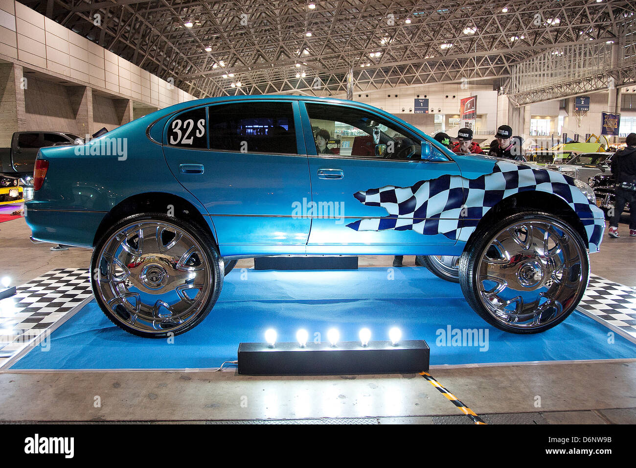 Chiba, Japan. 21. April 2013. Die "New Style Custom Autoshow nächstes 2013" zum 5. Mal kommt, Makuhari Messe, Luxus benutzerdefinierte Showcars (Lamborghini, Maserati, Cadillac, Honda, Chevrolet, usw.) die in 16 Kategorien "New Style" konkurrieren. Die Ausstellung bringt Go-Go-Tänzerinnen, die auf der Bühne und posieren für die Kameras der Besucher. Die Auto-Show bringt die ultimative Technologie in Beleuchtung, Audio- und Video-System; Autozubehör, Felgen und neue Designs auf Chassis, alles, um benutzerdefinierte Luxus cars.o Reyes Marin/AFLO) Stockfoto