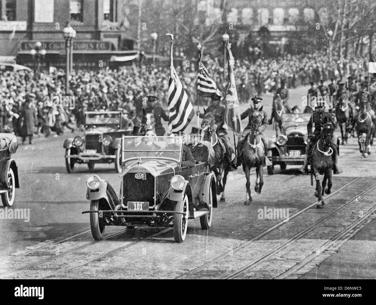 Präsident Coolidge und andere Fahrt in einem Auto während der konstituierenden Parade, 4. März 1925 Stockfoto