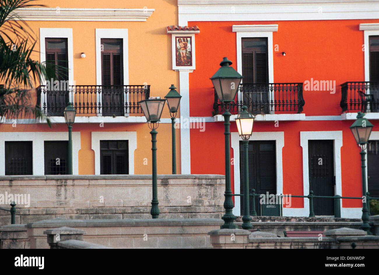 San Juan Puerto Rico Häuser mit Stationen des Kreuzes, Art und Weise des Elends, die Kreuztragung, Kreuzigung Christi darstellen, Stockfoto