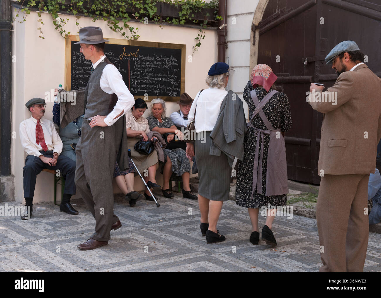 Statisten warten vor Ort, Prag Stockfoto