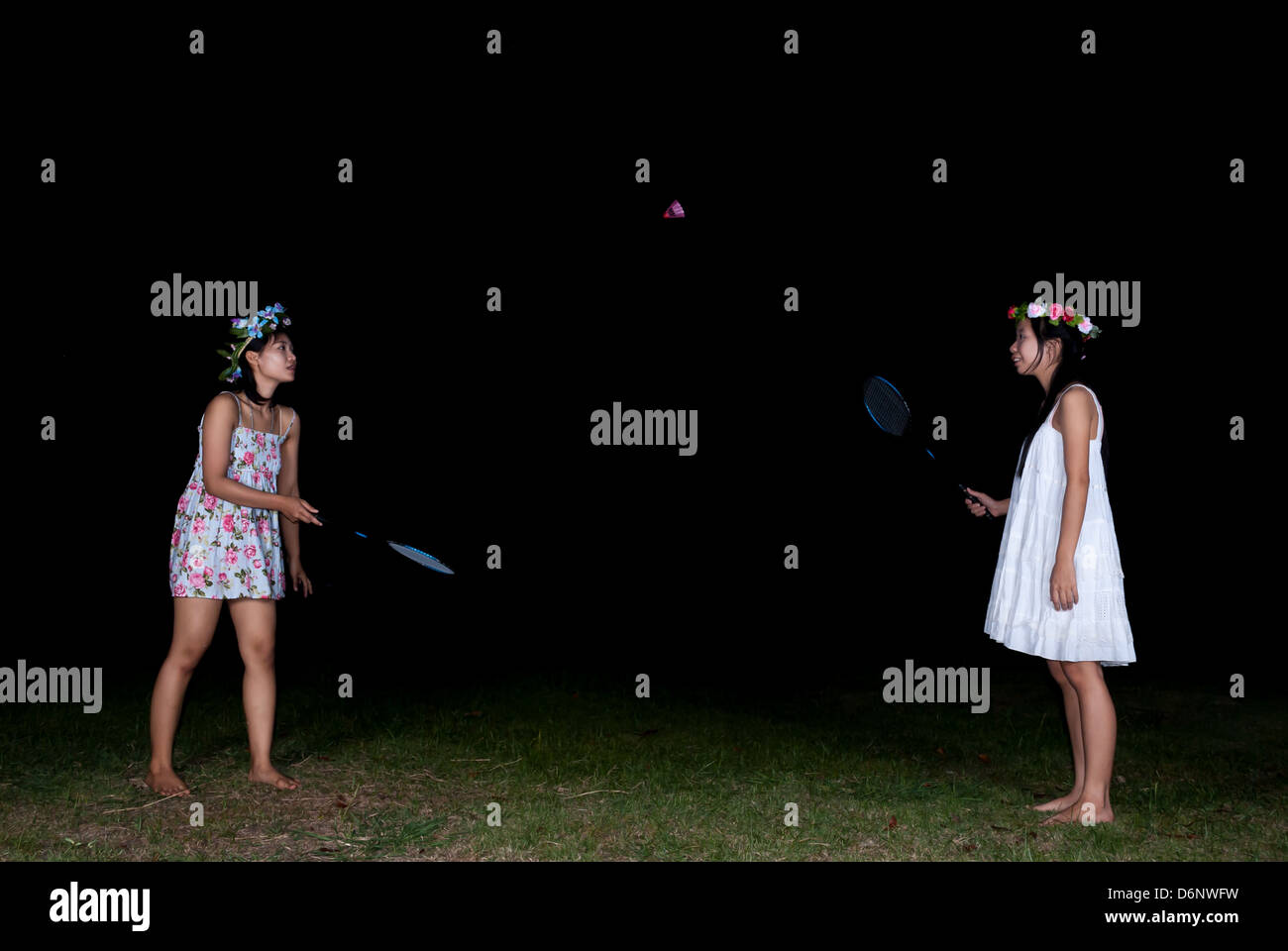 Asiatische Thai-Mädchen spielen Badminton zusammen. Stockfoto