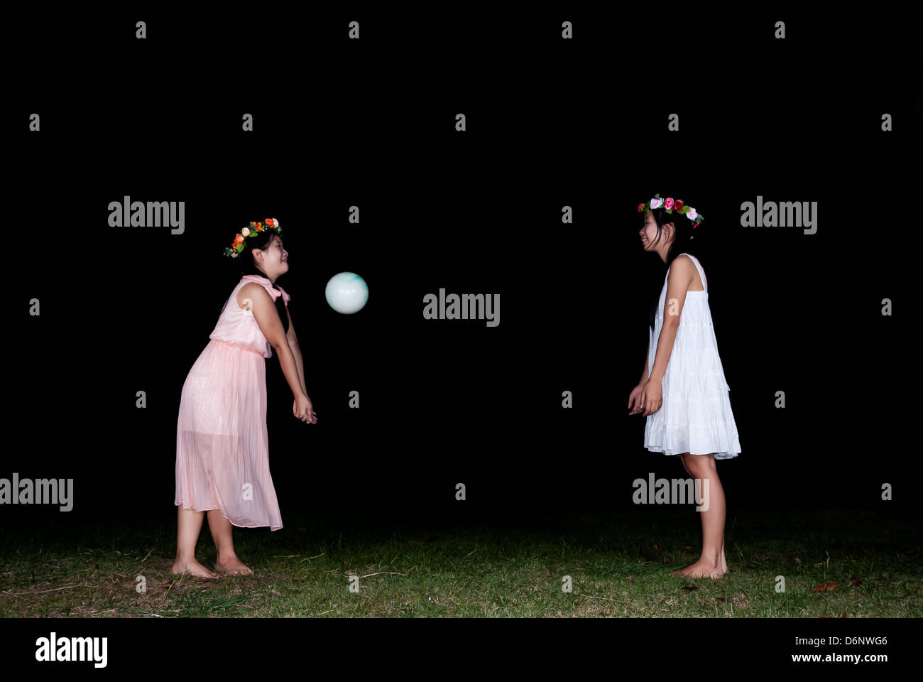 Asiatische Thai-Mädchen spielen Ball zusammen. Stockfoto