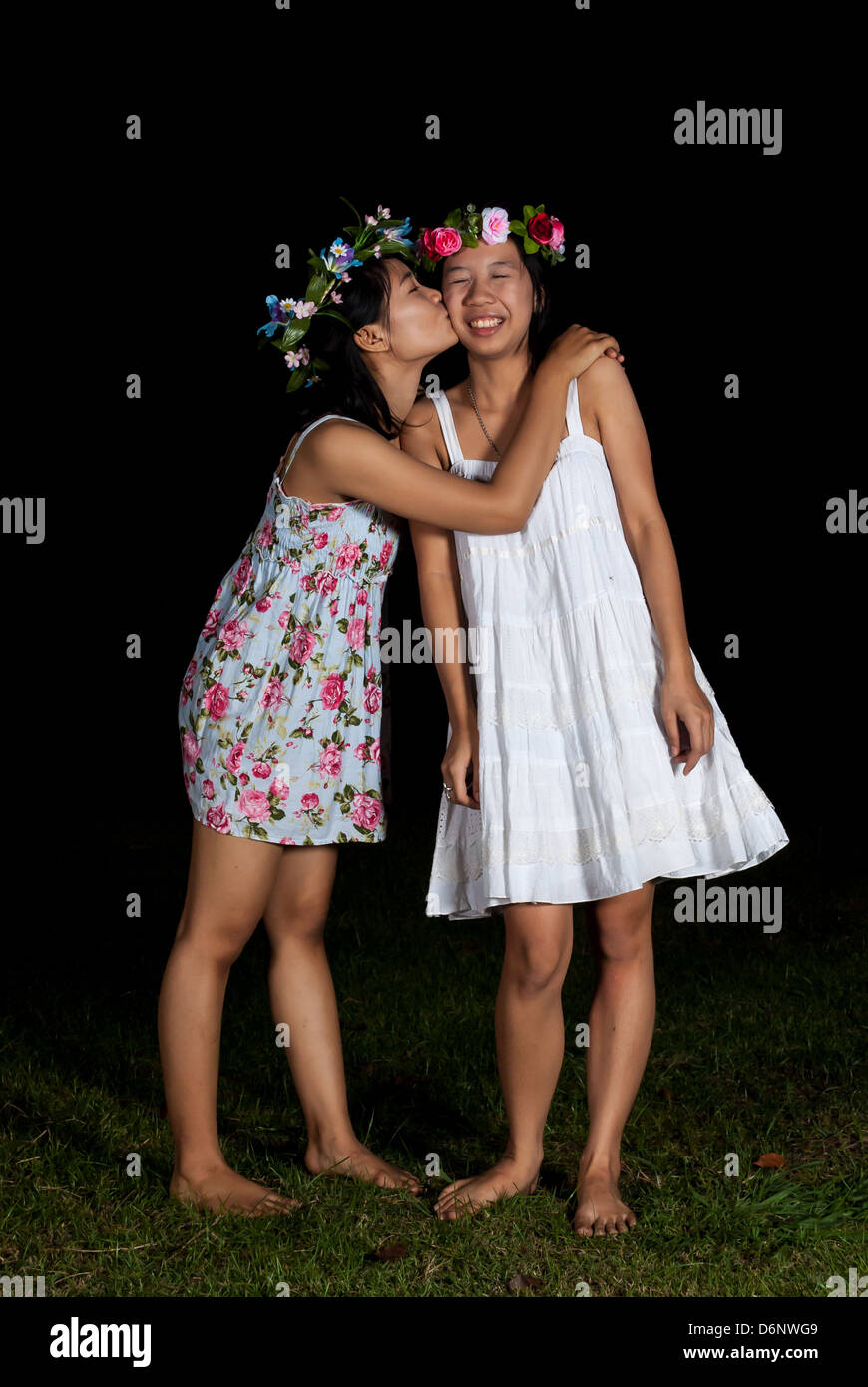 Asiatische Thai-Mädchen küssen Wange in Freundschaft Gefühl. Stockfoto