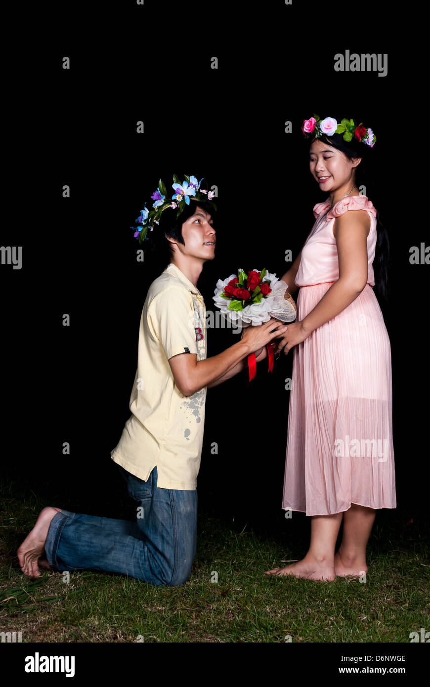 Asiatische Thai Boy schenkt Rosen Mädchen. Stockfoto