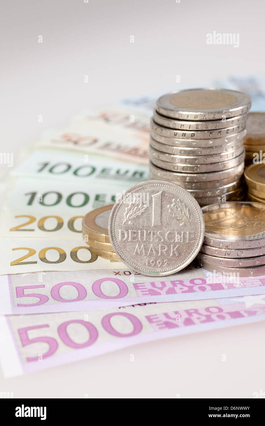 Berlin, Deutschland, Euro-Noten, Euromuenzen und ehemalige A-DM-Münze Stockfoto