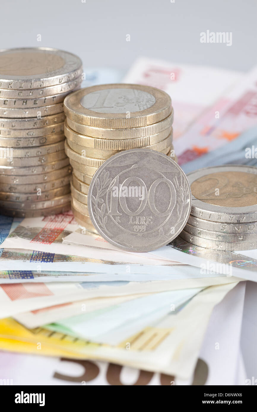 Berlin, Deutschland, Euro-Noten, Euromuenzen und ehemalige 100-Lira-Münze Stockfoto