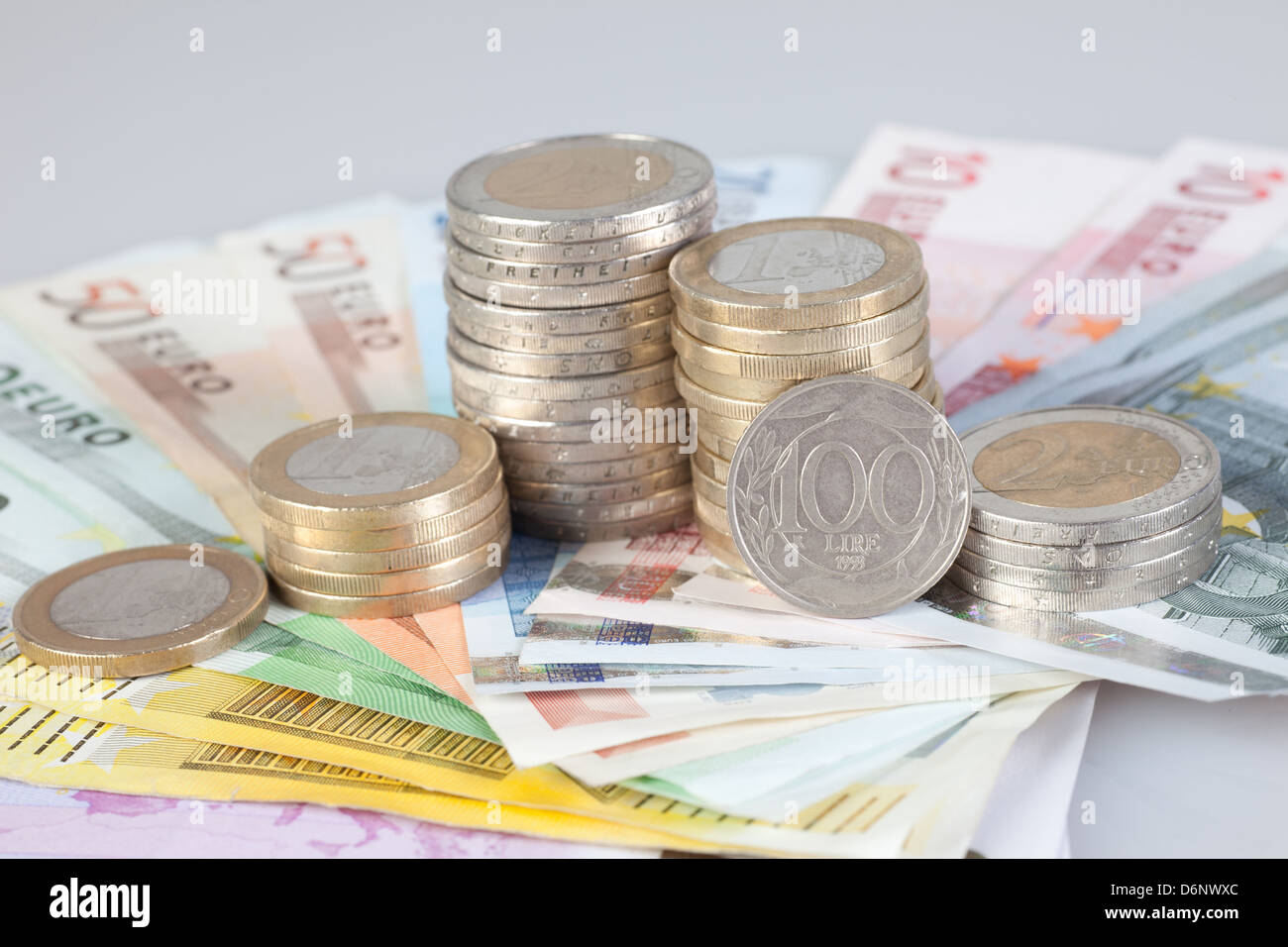 Berlin, Deutschland, Euro-Noten, Euromuenzen und ehemalige 100-Lira-Münze Stockfoto