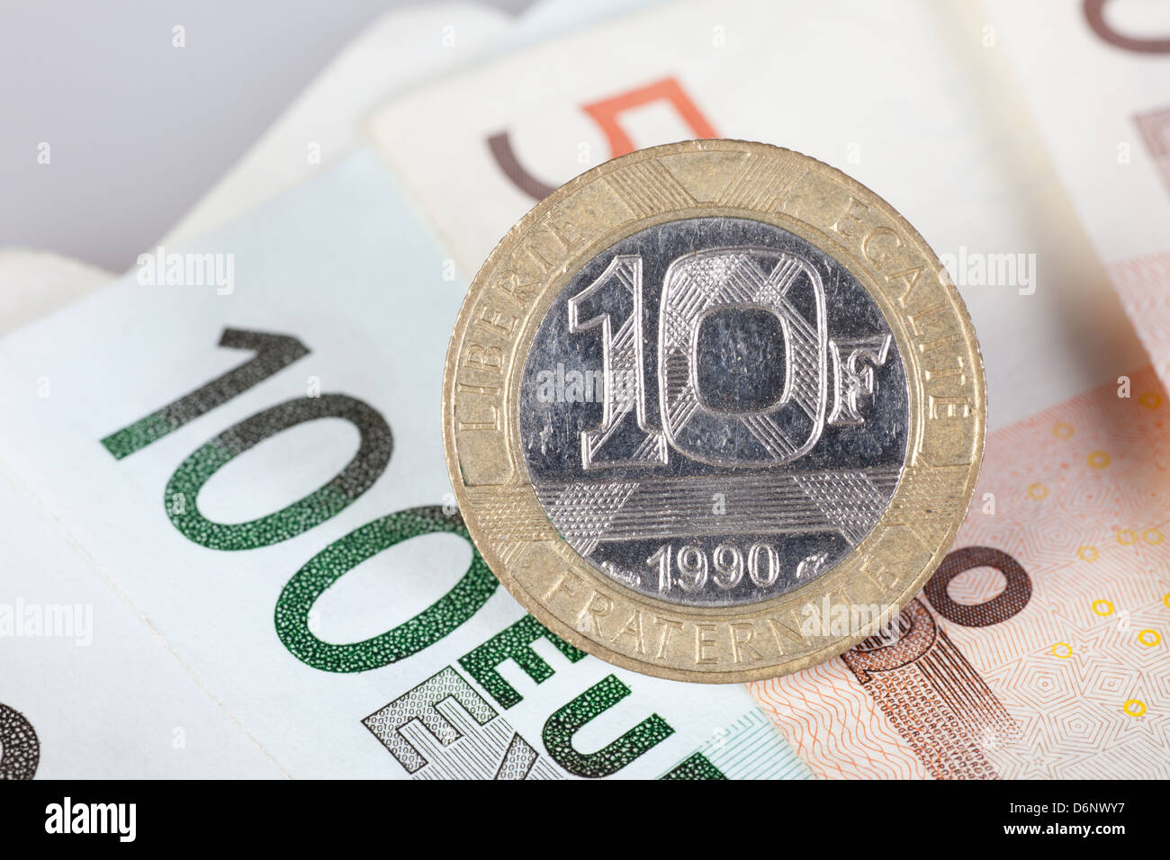 Berlin Deutschland Euro Banknoten Und Eine Ehemalige 10 Franken Munze Stockfotografie Alamy