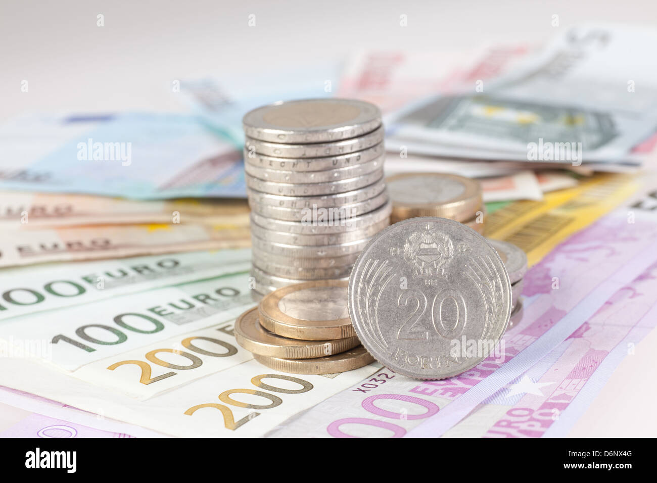 Berlin, Deutschland, Euro-Noten, Euromuenzen und 20-Forint-Münze Stockfoto