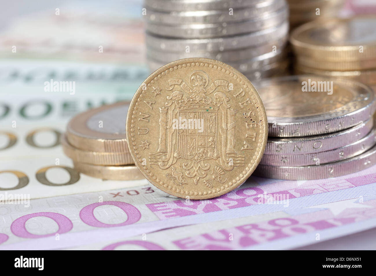 Berlin, Deutschland, Euro-Noten, Euromuenzen und ehemalige 1-Peseten-Münze Stockfoto