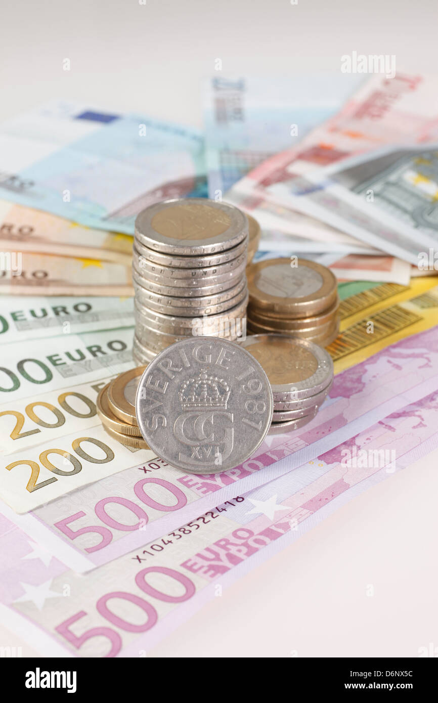 Berlin, Deutschland, Euro-Noten, Euromuenzen und ein Schwedisch-Kronen-Münze Stockfoto