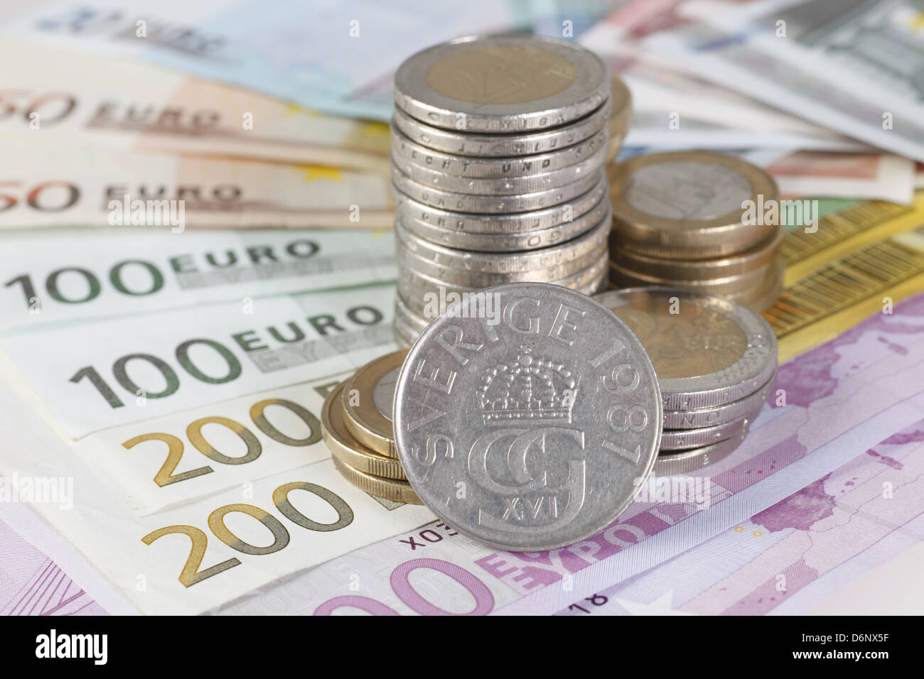 Berlin, Deutschland, Euro-Noten, Euromuenzen und ein Schwedisch-Kronen-Münze Stockfoto