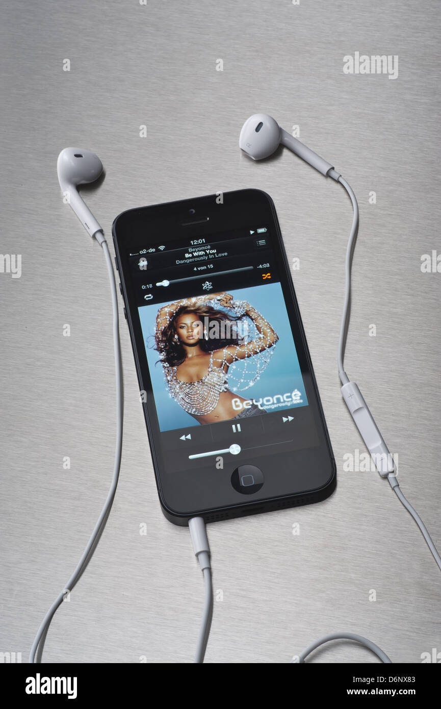 Hamburg, Deutschland, hören Musik mit den EarPods von Apple für das iPhone 5 von Apple Stockfoto