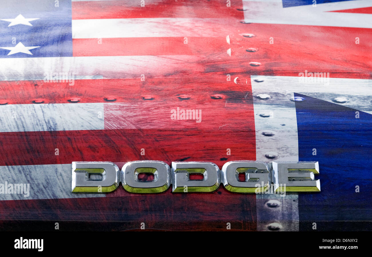 Dodge-Plakette mit dem Star spangled Banner spritzlackiert auf der Motorhaube Stockfoto