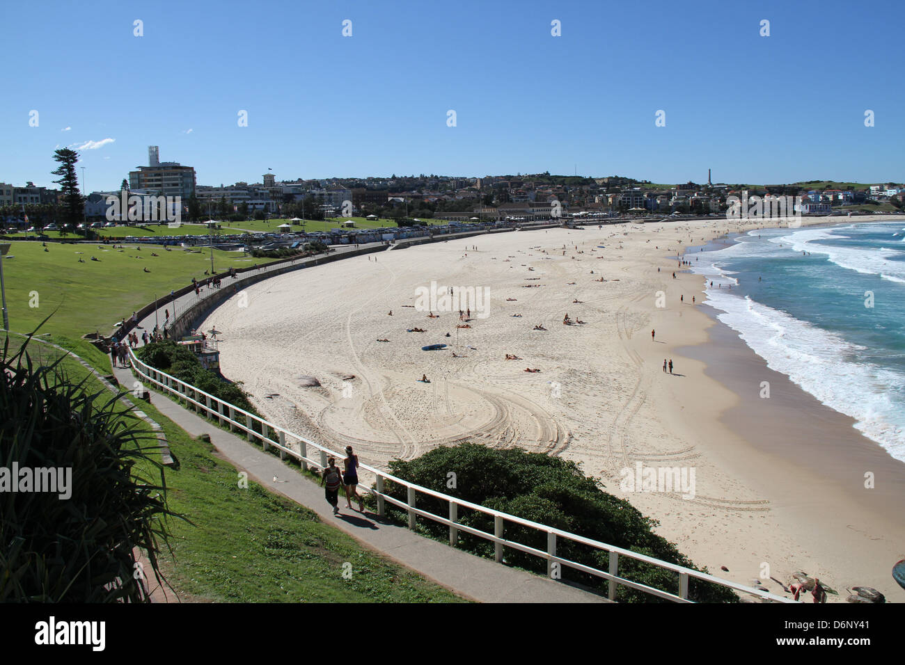 Bondi Beach, Sydney, New South Wales, Australien. 22. April 2013. Regisseur j.j. Abrams und Schauspieler Karl Urban, Chris Pine und Zachary Quinto abgebildet am Bondi Beach für einen Fototermin vor dem roten Teppich Star Trek Into Darkness, australischen und Weltpremiere. Rettungsschwimmer Deano von Bondi Rescue gesellte sich zu ihnen. Abgebildet ist Bondi Beach. Kredit: Kredit: Richard Milnes / Alamy Live News. Stockfoto