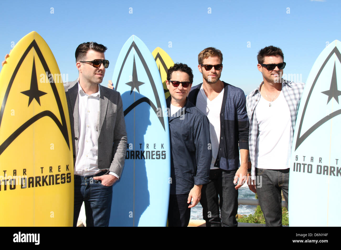 Bondi Beach, Sydney, New South Wales, Australien. 22. April 2013. Regisseur j.j. Abrams und Schauspieler Karl Urban, Chris Pine und Zachary Quinto abgebildet am Bondi Beach für einen Fototermin vor dem roten Teppich Star Trek Into Darkness, australischen und Weltpremiere. Rettungsschwimmer Deano von Bondi Rescue gesellte sich zu ihnen. Kredit: Kredit: Richard Milnes / Alamy Live News. Stockfoto