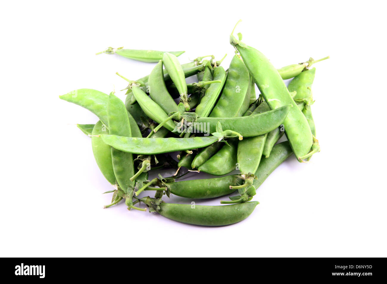 Die grünen Erbsen auf einem weißen Hintergrund. Stockfoto