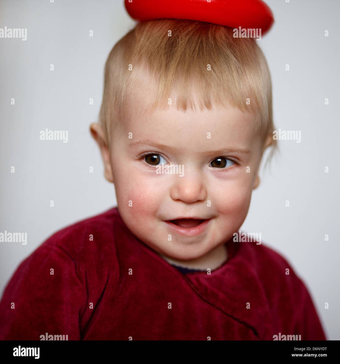 Baby Engel mit nimbus Stockfoto