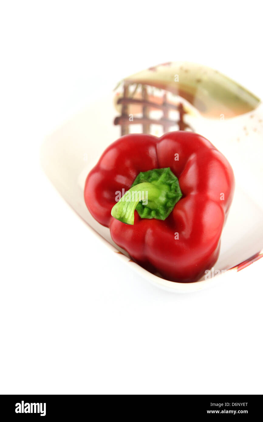 Fokus der roten Paprika auf weißem Hintergrund. Stockfoto