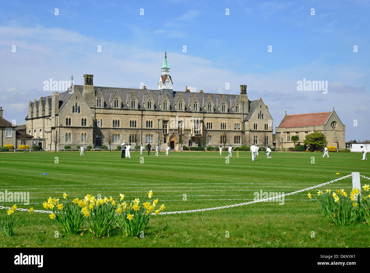 Cricket-Match am St James Senior Boys' School, Church Road, Ashford, Surrey, England, Vereinigtes Königreich Stockfoto