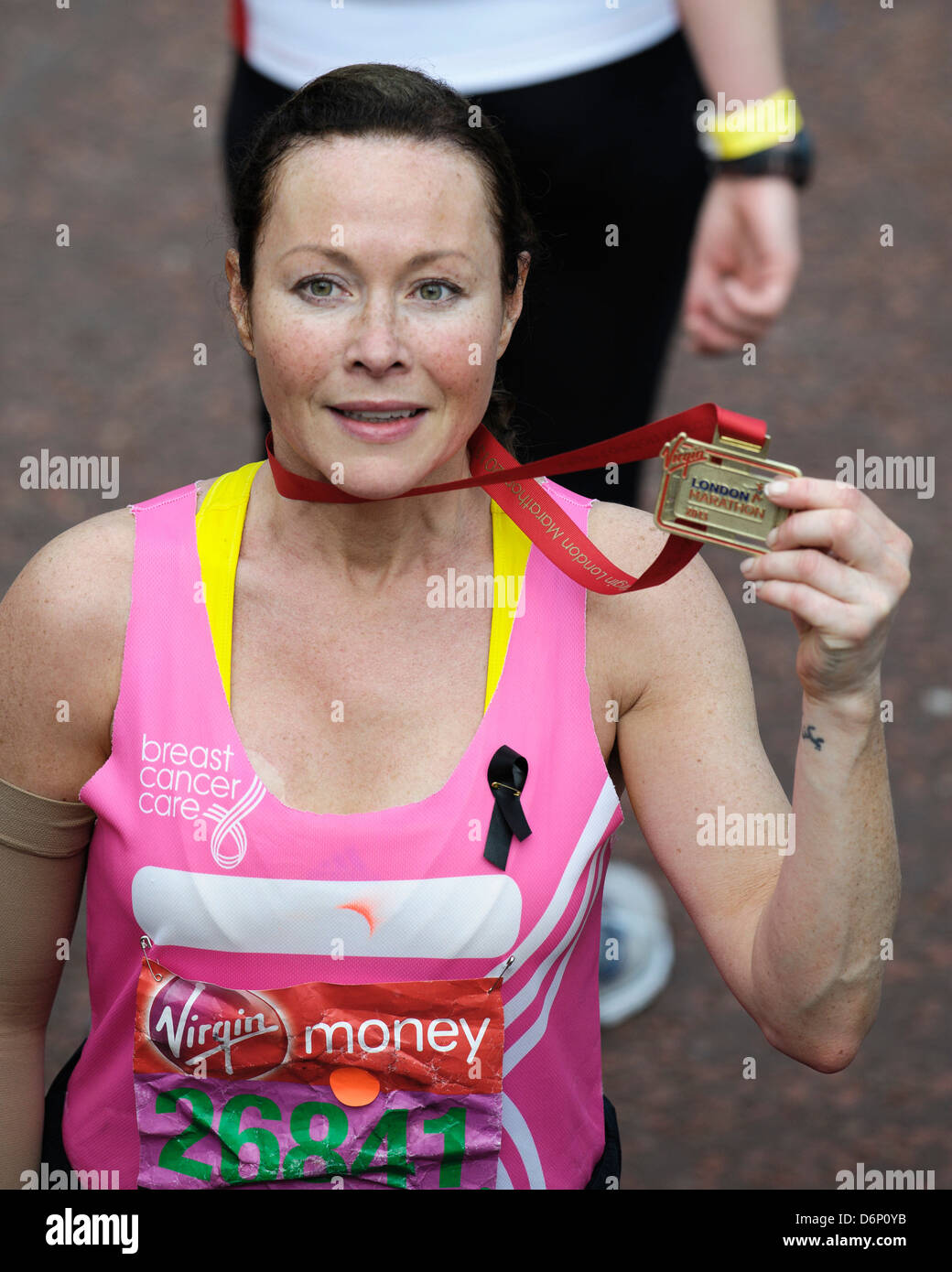 Amanda Verpflegung im Virgin London Marathon Ziel auf 21.04.2013 in der Mall, London. Personen im Bild: Amanda Verpflegung. Bild von Julie Edwards Stockfoto