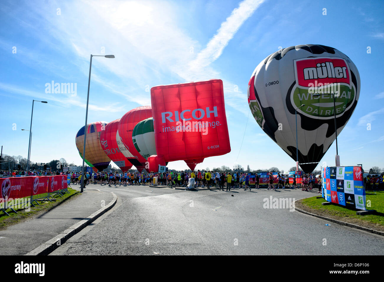 Läufer passieren Heißluftballons an Virgin London Marathon starten auf 21.04.2013 in Blackheath, London. Personen im Bild: Läufer. Bild von Julie Edwards Stockfoto