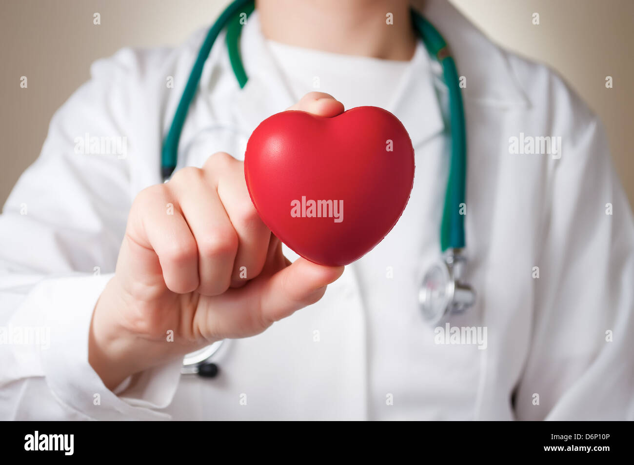 Herz in der Hand des Arztes Stockfoto