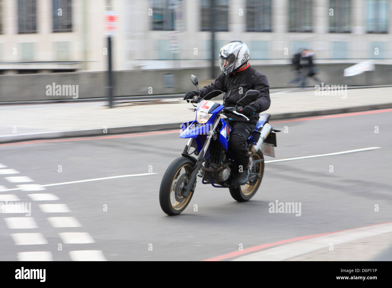 Ein Motorradfahrer gerade dabei, geben einen Kreisverkehr in London, England. Stockfoto