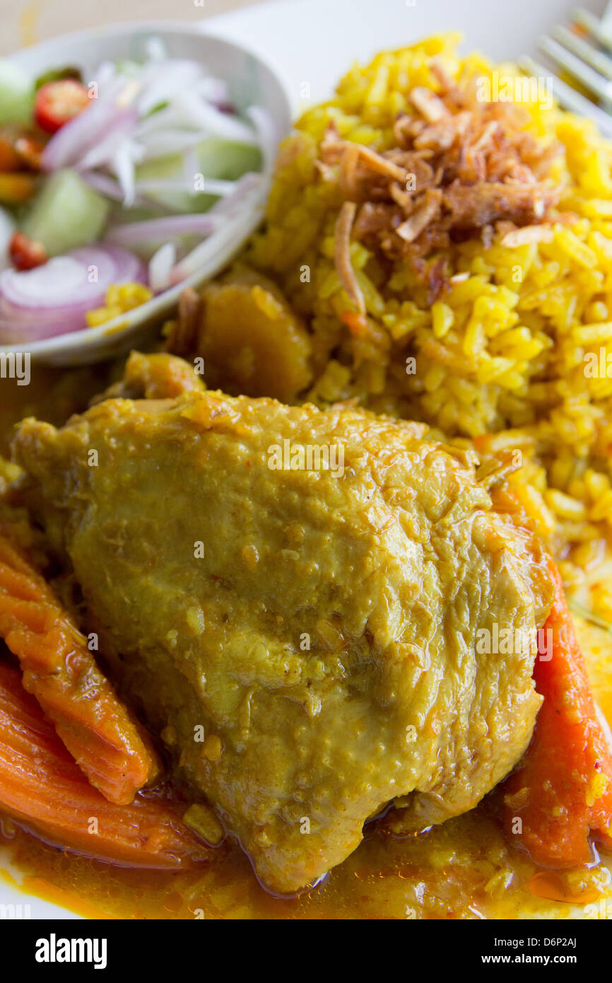 Chickencurry mit gelbem Reis Stockfoto