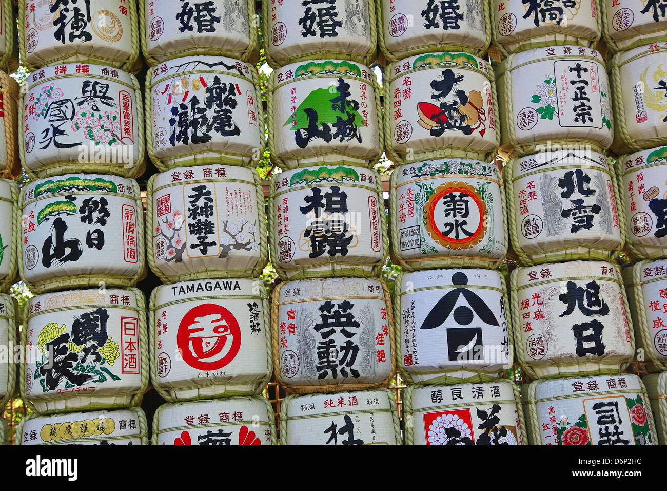 Japanischer Sake-Fässer im Yoyogi Park in Harajuku, Tokyo, Japan Stockfoto